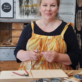 Jaana Öljymäen ateljeena on omassa pihapiirissä sijaitseva aitta, jossa hän myös pitää kursseja ja pientä kauppaa. 