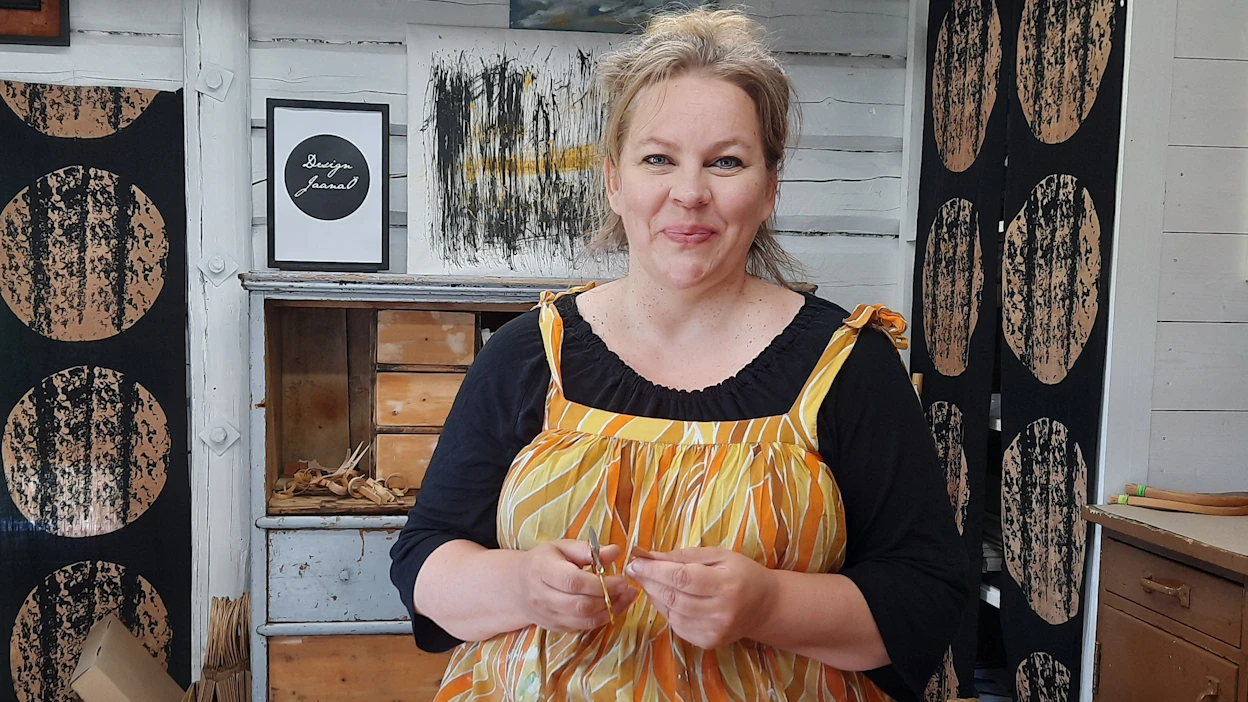 Jaana Öljymäen ateljeena on omassa pihapiirissä sijaitseva aitta, jossa hän myös pitää kursseja ja pientä kauppaa.