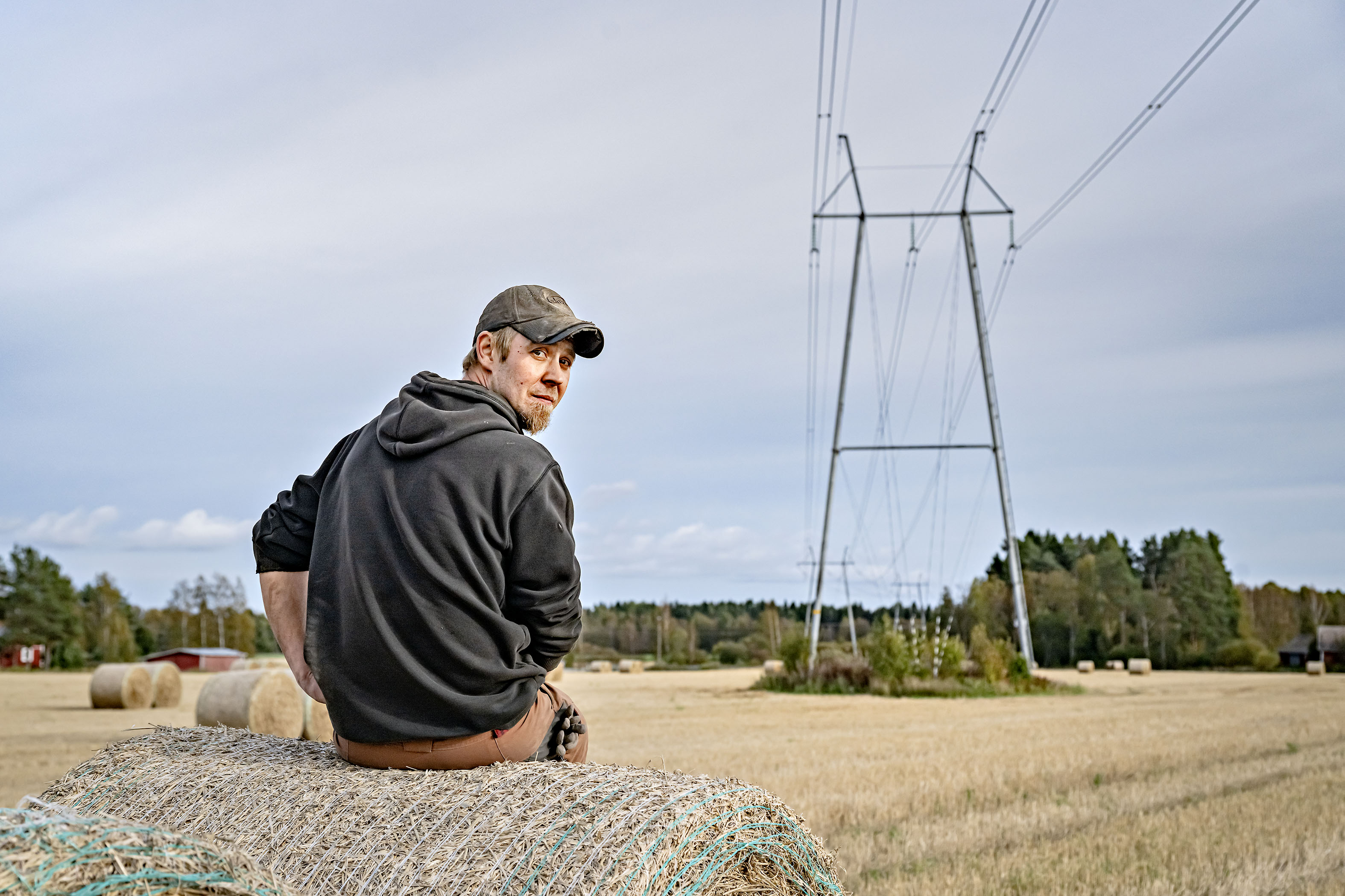 Karijokelaisen Mika Luodetlahden ja hänen veljensä viljelemälle pellolle tulee nykyisen voimalinjan tilalle kaksi uutta. Työmäärä kasvukauden aikana lisääntyy.