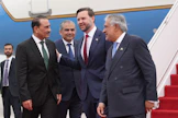 Varapresidentti J. D. Vancen (toinen oikealta) otti vastaan Pakistanin armeijan päällikkö Asim Munir (vasemmalla). Kuvassa myös Pakistanin sisäministeri Mohsin Naqvi ja ulkoministeri Ishaq Dar. AFP/LEHTIKUVA.