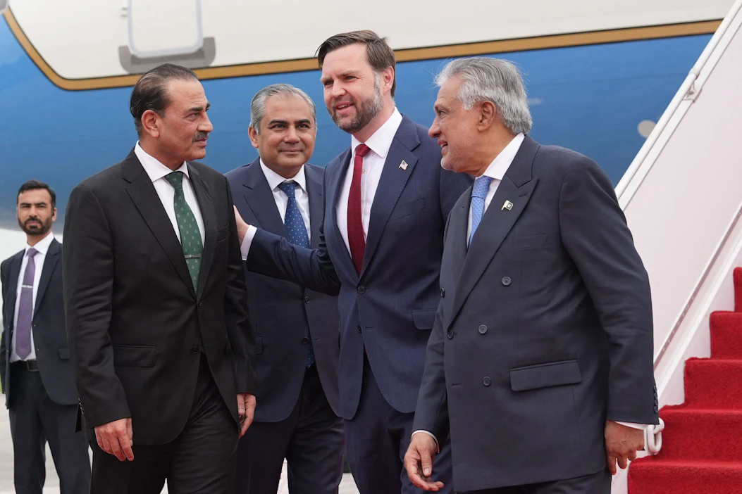 Varapresidentti J. D. Vancen (toinen oikealta) otti vastaan Pakistanin armeijan päällikkö Asim Munir (vasemmalla). Kuvassa myös Pakistanin sisäministeri Mohsin Naqvi ja ulkoministeri Ishaq Dar. AFP/LEHTIKUVA.