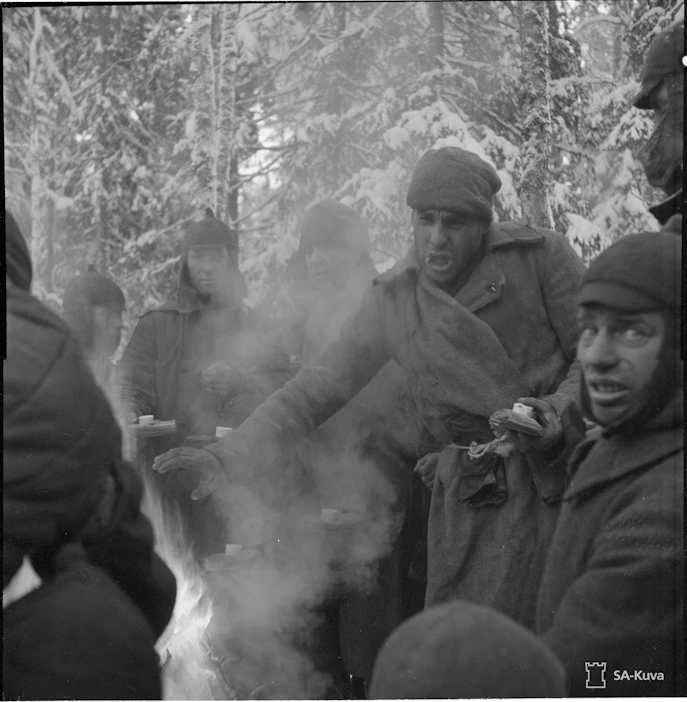 Suomalaiset kuvasivat mieluusti vangiksi jääneitä venäläisiä viime sotien aikana, kuten tässä Karvian sotavankileirillä tammikuun alussa 1940.