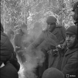 Suomalaiset kuvasivat mieluusti vangiksi jääneitä venäläisiä viime sotien aikana, kuten tässä Karvian sotavankileirillä tammikuun alussa 1940.