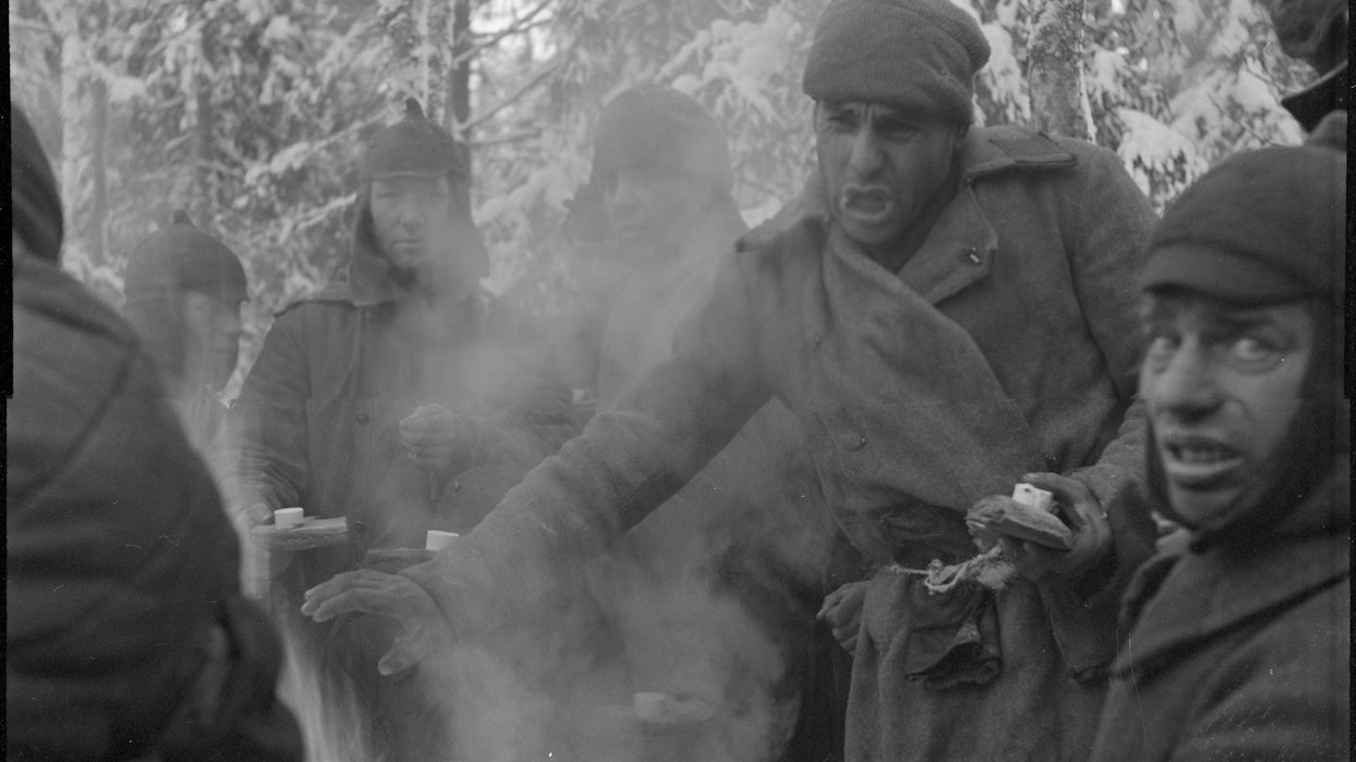 Suomalaiset kuvasivat mieluusti vangiksi jääneitä venäläisiä viime sotien aikana, kuten tässä Karvian sotavankileirillä tammikuun alussa 1940.