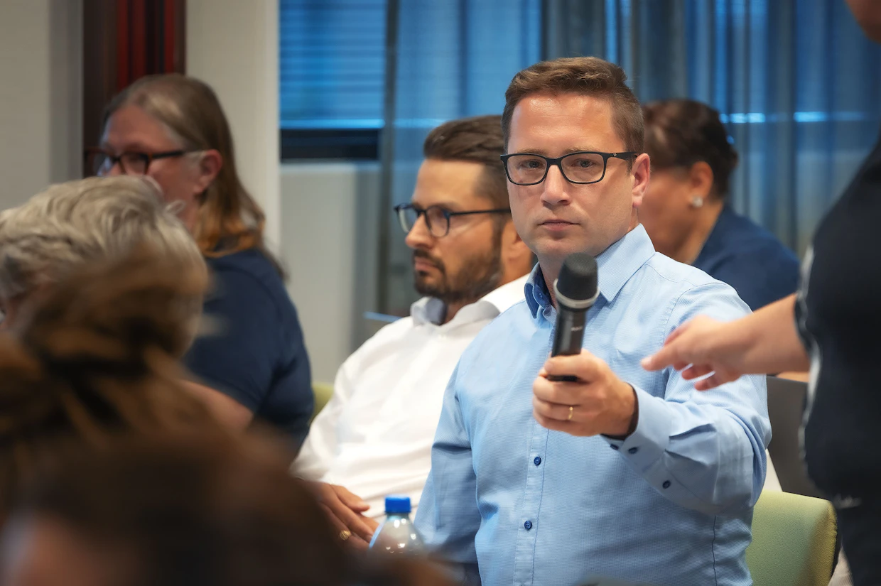 Närhinen sai kiitosta selkeästä puheenvuorostaan, kun hän esitteli tarkastusryhmän tuloksia.