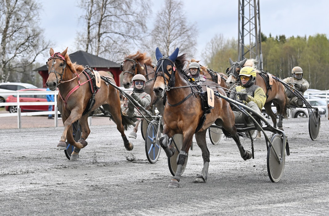 Villilotta piti keulapaikalta voittoon helatorstaisessa Helätin-ajossa Ylivieskassa. Kautensa avannut Jockas Rita jäi tällä kertaa kakkoseksi.