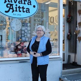 Liisa Pinta on pyörittänyt kauppaansa jo kuuden vuosikymmenen ajan.Aikoinaan liike oli erityisesti maaseutuväestön mieleen, sillä Tavara-Aitasta löytyi monipuolinen kirjo myös työkaluja.