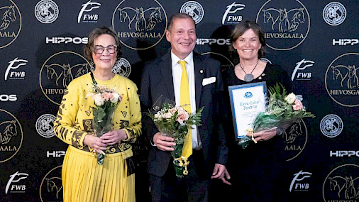 Markus Lindblom FWB-thdistyksen palkittuna viime keväänä. Kuvassa myös Anja Lönnholtz (vas.) ja Eeva-Liisa Penttilä.