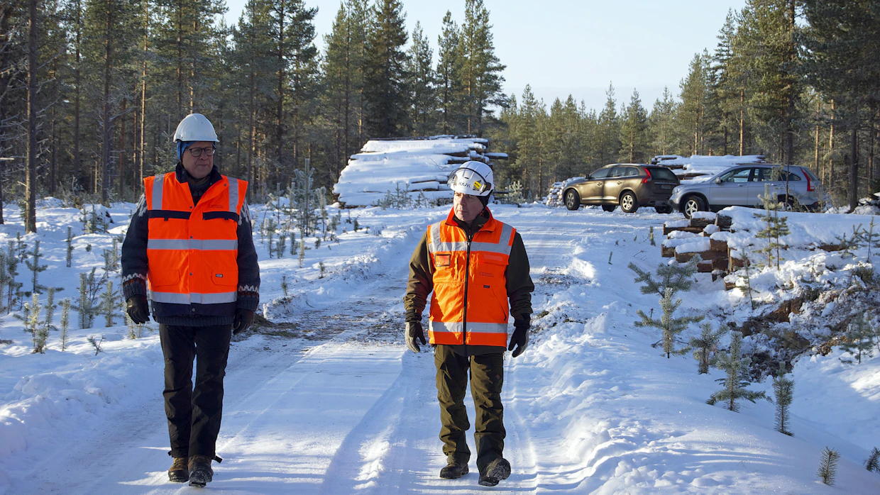 ”Talvitiestön perustaminen valtionmaille on jo aloitettu Lapissa. Tänä talvena niitä tehdään 500–600 kilometriä”, kertovat Metsähallituksen hankintapäällikkö Juha Pyhäjärvi (vasemmalla) ja logistiikan operaatioasiantuntija Markku Joensuu.