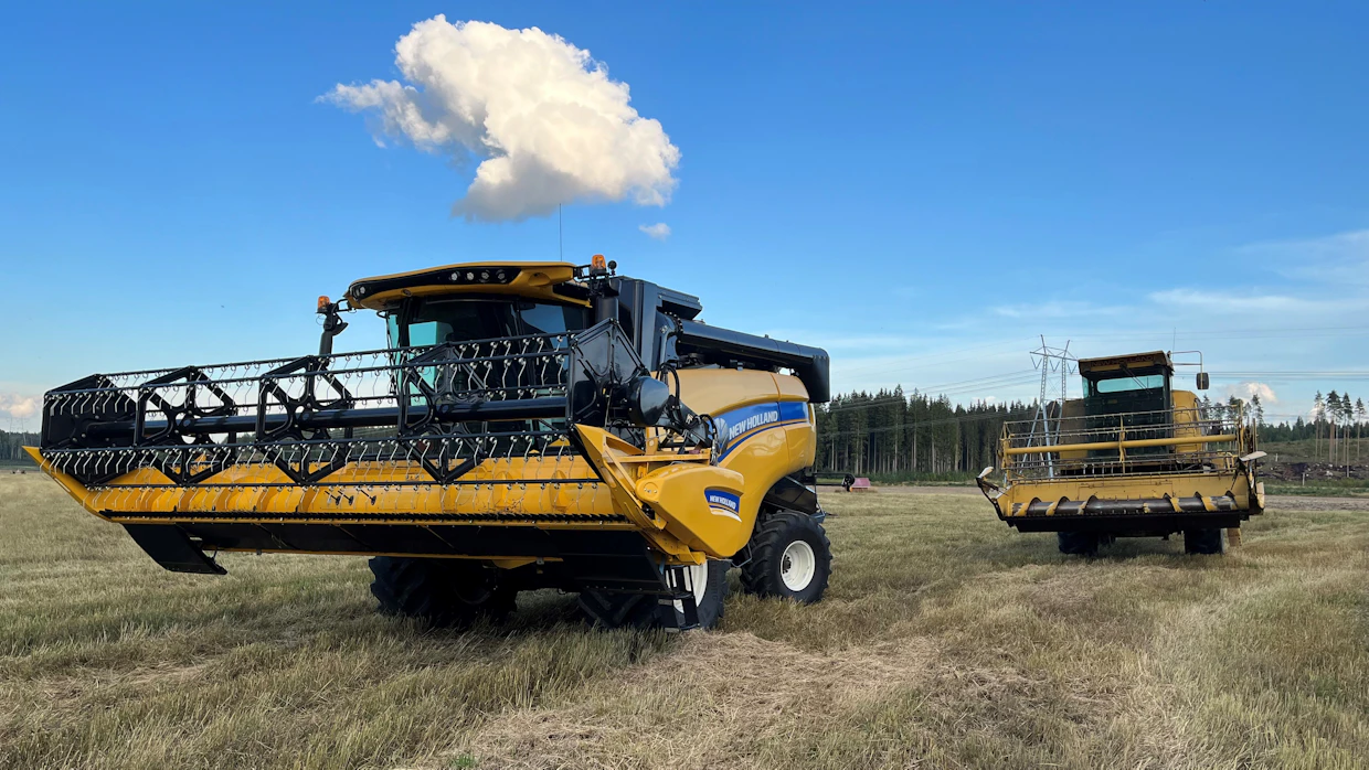 30 vuotta vanha New Holland -puimuri vaihtui Sundbergin tilalla viime kesänä uuteen CX5.80-malliin. Merkki tai hinta ei ratkaissut valintaa, vaan tilan viljelyyn sopivat puimurin ominaisuudet. (Kuva Ilari Sundberg)