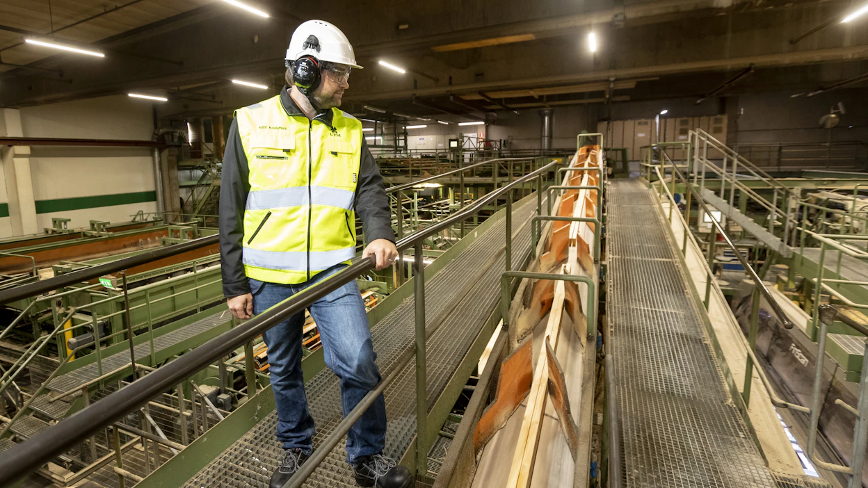 UPM:n sahajohtajana toiminut, nykyinen saha- ja metsäjohtaja Antti Koulumies tarkasteli Korkeakosken sahalinjaa vuonna 2021.
