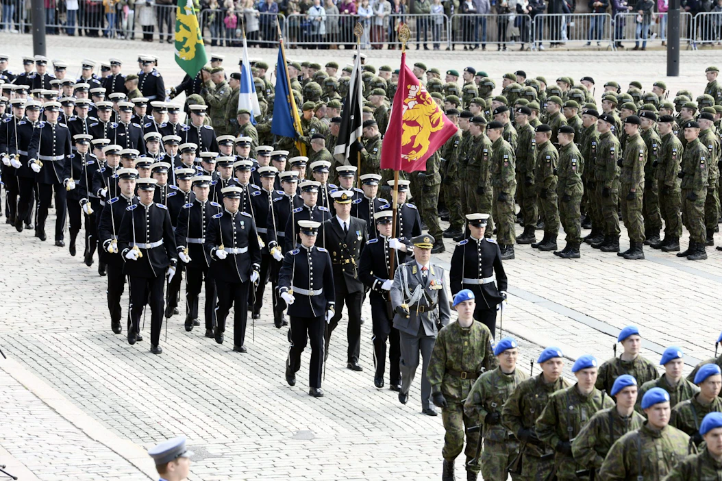 Varusmiehiä ja kadetteja lippujuhlapäivän paraatikatselmuksessa Senaatintorilla. LEHTIKUVA / ANNI ÅGREN.