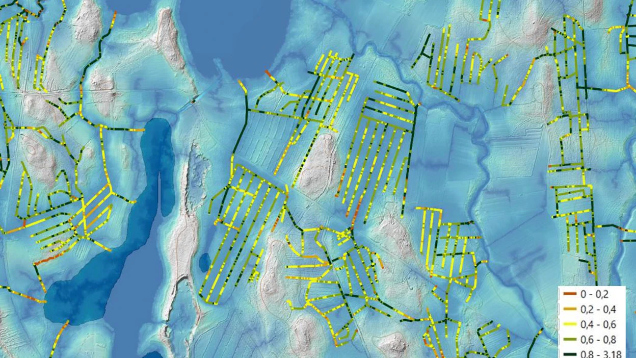 Paikkatietoanalyysi auttaa hahmottamaan, missä ojat kannattaa kunnostaa. Kuvan keltainen väri tarkoittaa, että ojan kuivavara eli maanpinnan ja ojan vedenpinnan välinen erotus on 40–60 senttimetriä.