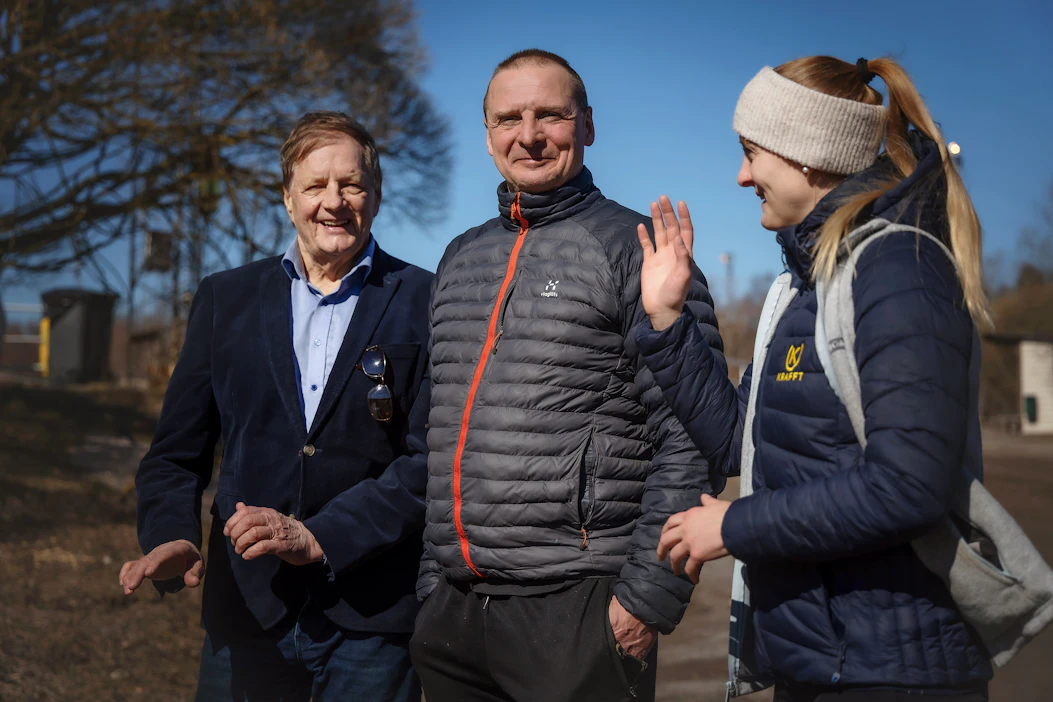 Heikki Korhonen ja Jukka Hakkarainen saivat tallialueella seuraa tiiviisti Kuopion tähtihevosten elämään kuuluvalta hoitaja Veera Hakkaraiselta.