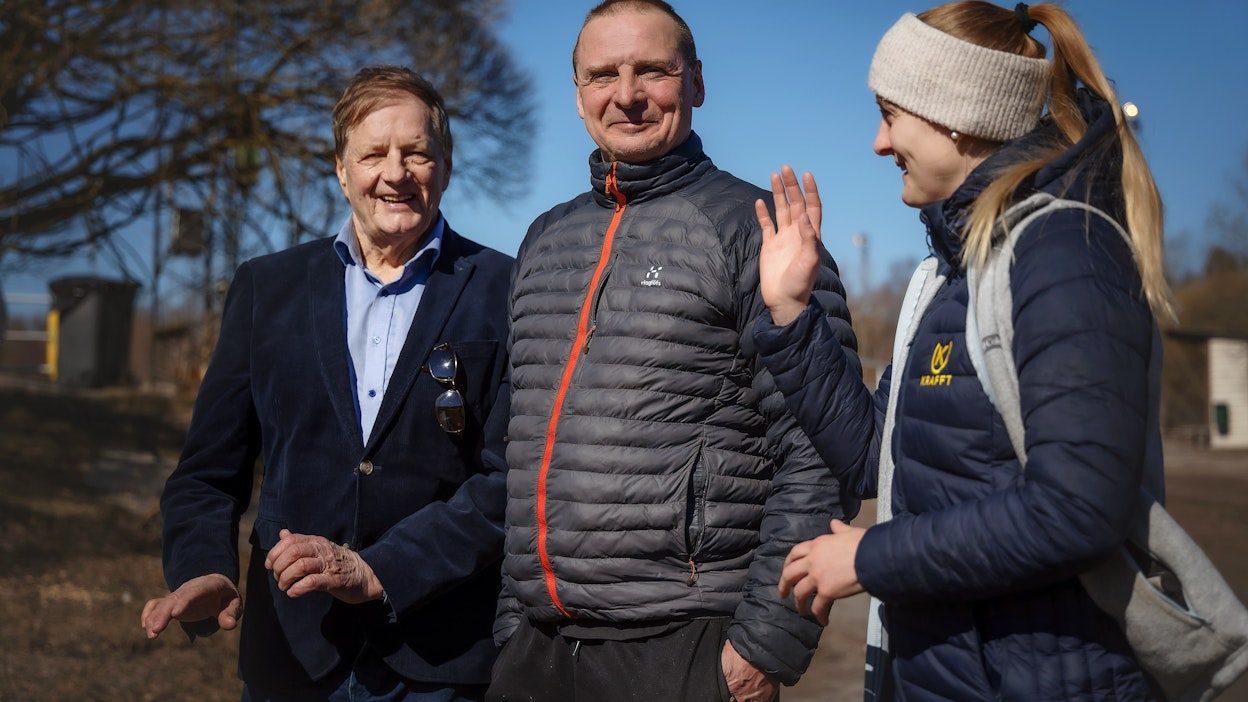 Heikki Korhonen ja Jukka Hakkarainen saivat tallialueella seuraa tiiviisti Kuopion tähtihevosten elämään kuuluvalta hoitaja Veera Hakkaraiselta.