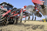 Horsch Tiger 3 SL -kultivaattori kiinnitetään nostolaitteisiin. Rakenne on avoin. 