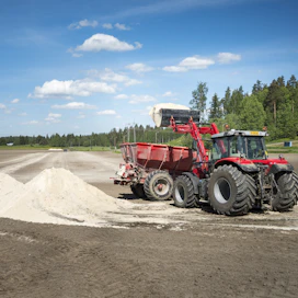 Teollisuuden sivuvirroista valmistettuja kierrätysravinteita levittämässä. Kuvituskuva.