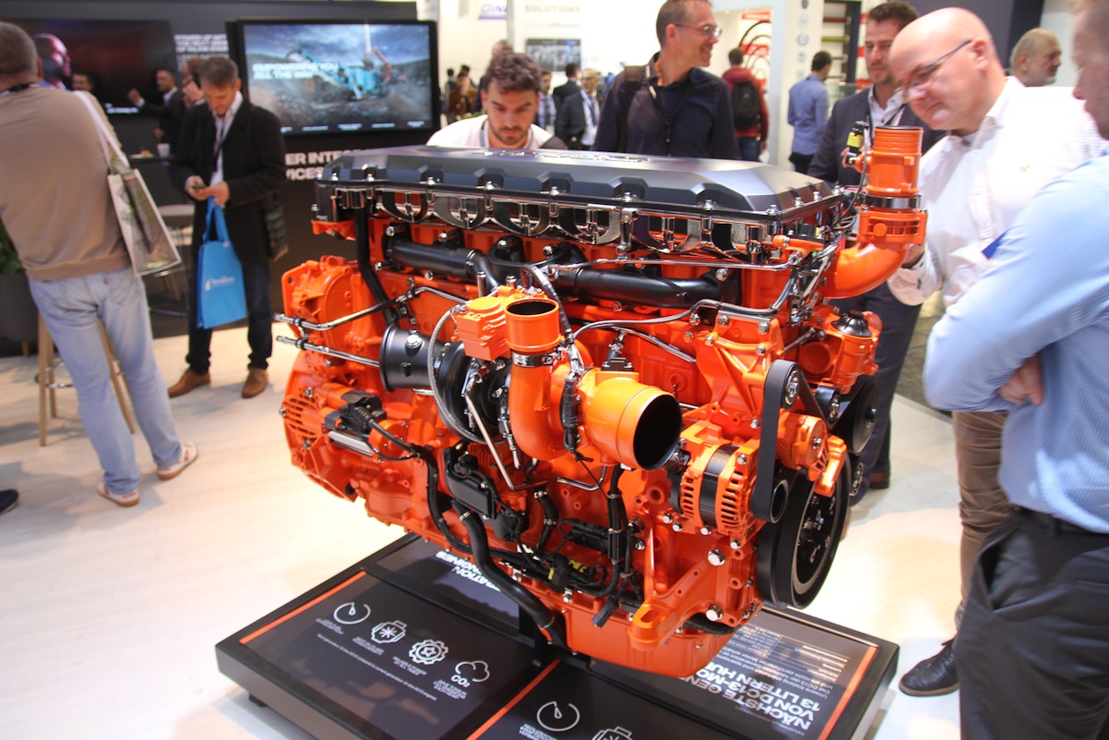 Scania esitteli uuden sukupolven 12,7-litraisen DC13-teollisuusmoottorin. Siinä on parannettu pakokaasujärjestelmää, alennettu kitkaa sekä kasvatettu ahtimen tehokkuutta. Kulutus on pudonnut 7 % ja teho on kasvanut 11 %. Vääntöä on 21 % aiempaa enemmän. Tehoa on nyt mallista riippuen  368–450 kW. Polttoaineena voi käyttää kaikkia biodieseleitä ja HVO:ta.
