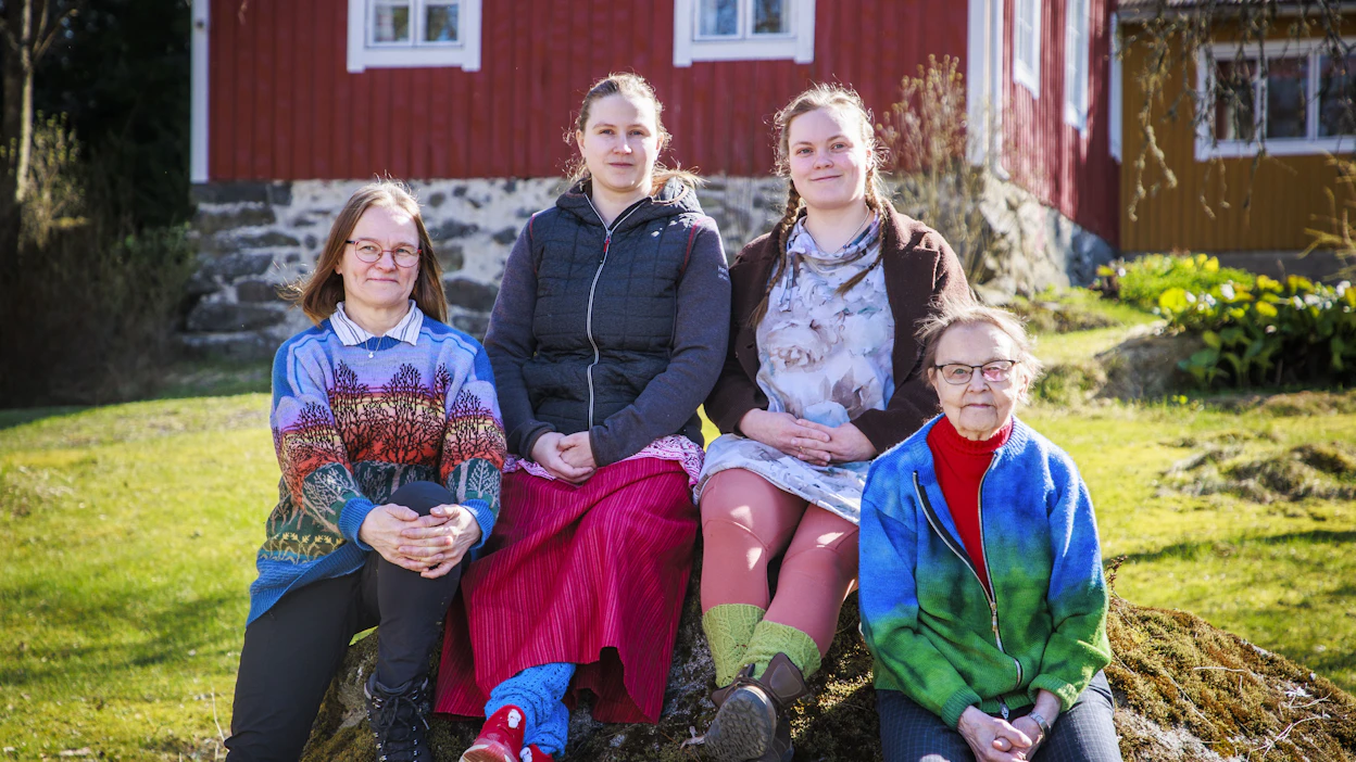 Aila Ruohonen (vas.) sekä Ailan tyttäret Kati Ruohonen-Mäkelä ja Marika Grén pistäytyivät ennen äitienpäivää Katin ja Marikan mummun, Ailan anopin Seija Ruohosen (oik.) luona.