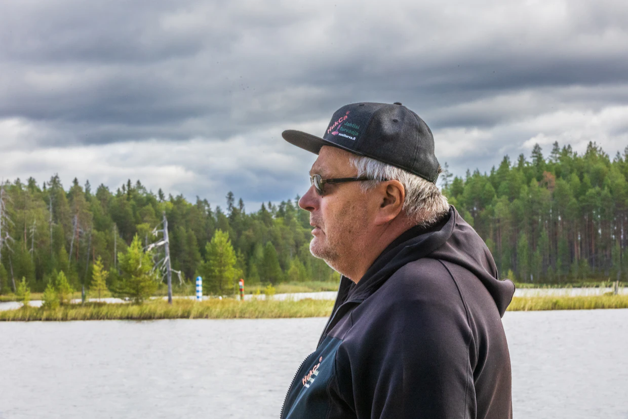 Suomen ja Euroopan unionin mantereen itäisin piste sijaitsee Ilomantsissa. Venäjä näkyy Antti Kuivalaisen taustalla.