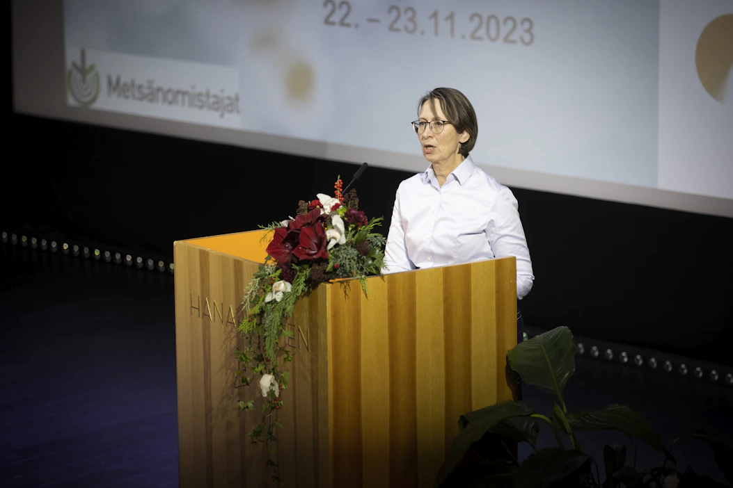 Maa- ja metsätalousministeri Sari Essayah kuvattuna MTK:n valtuuskunnassa 23.11.2023.