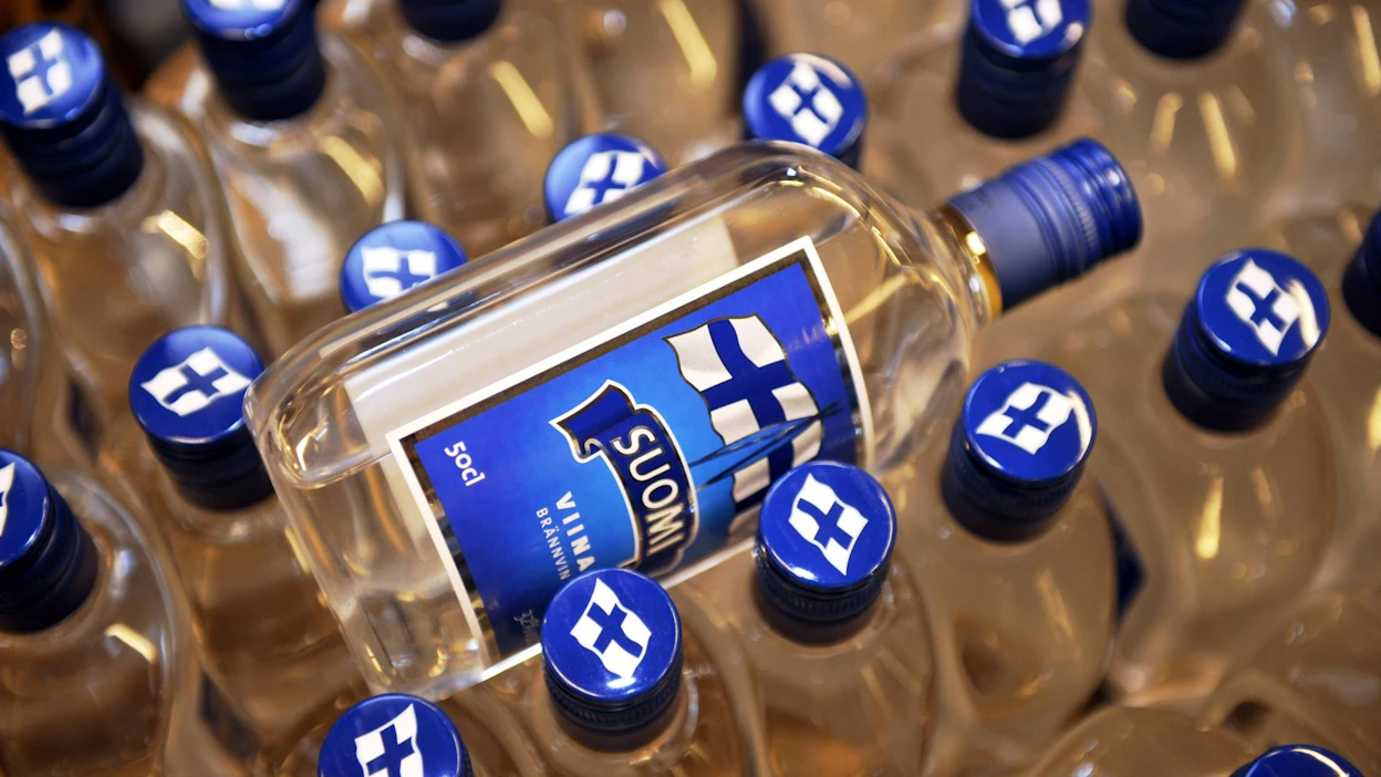 Ainoa vero, jota enemmistö suomalaisista korottaisi, on alkoholi- ja tupakkavero. Kuvituskuva.