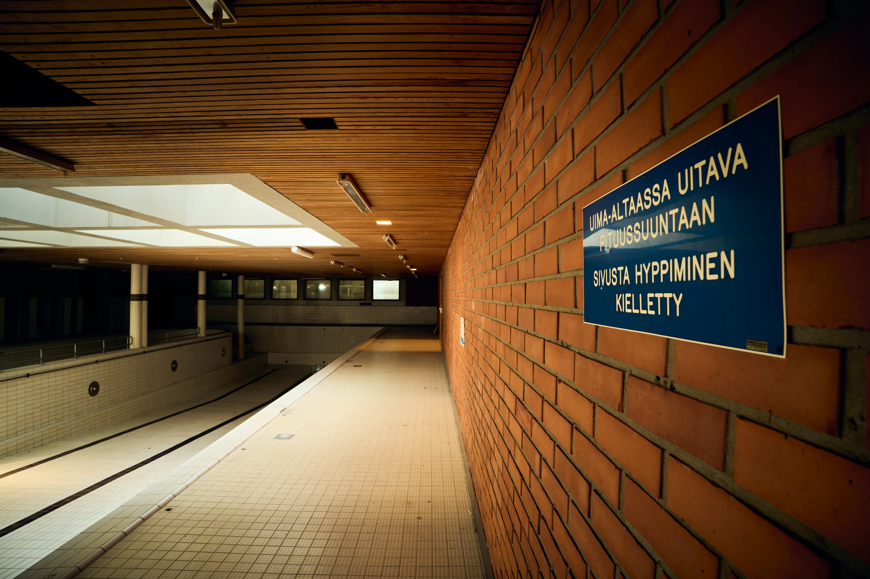 Uima-altaassa uitava pituussuuntaan.