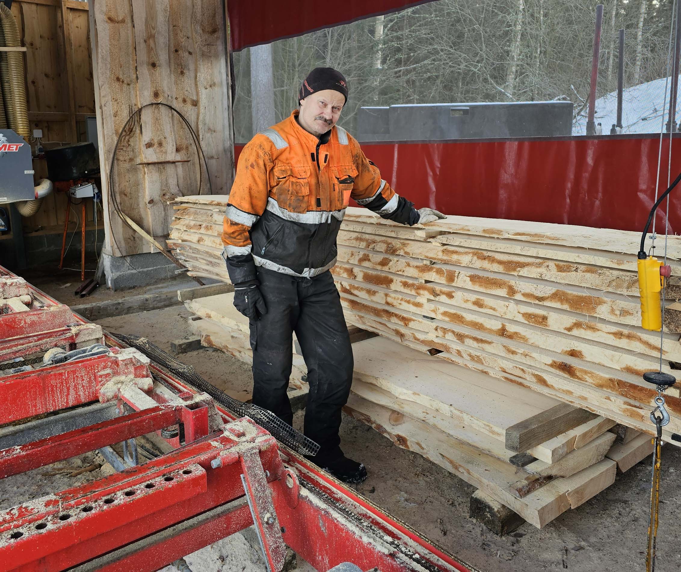 Vuoden sahayrittäjä Juha Nuolioja taitaa myös terien kunnostamisen ja metsänhoitotyöt.