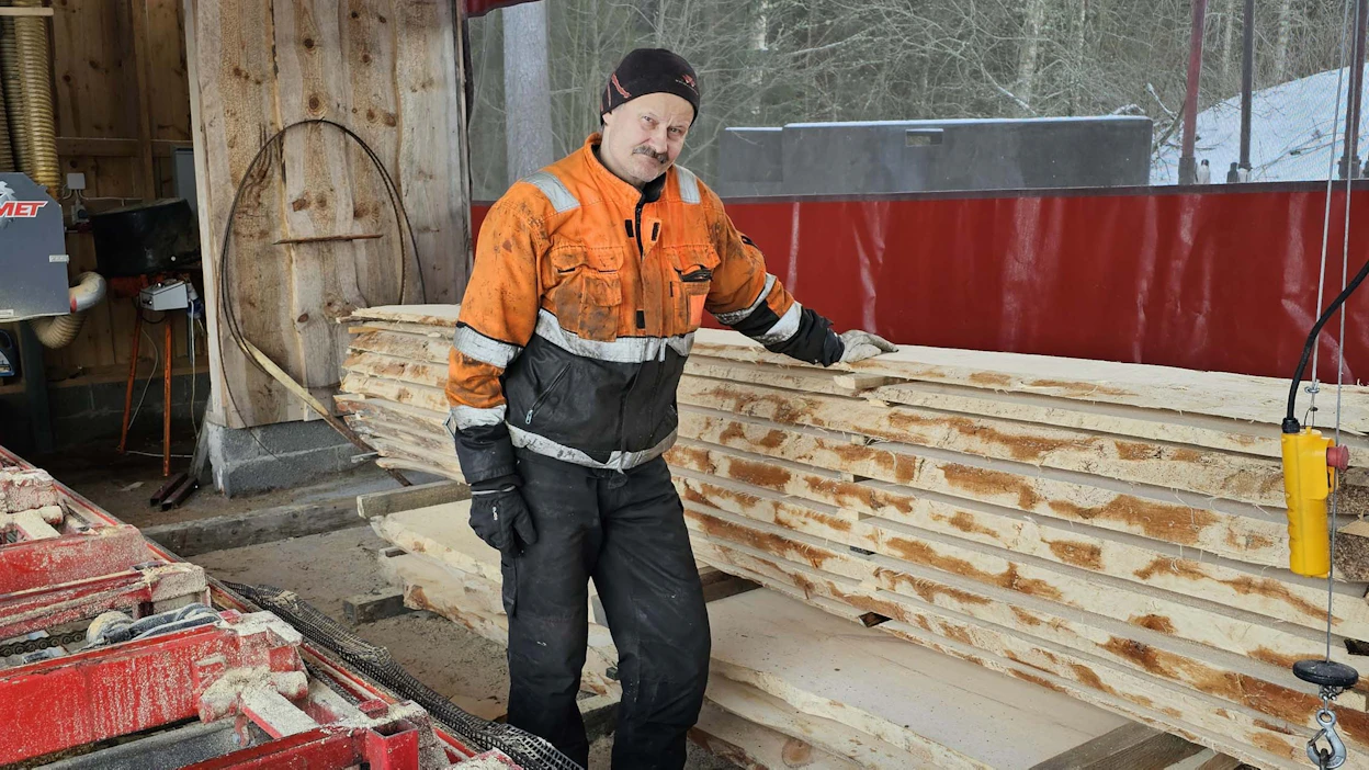 Vuoden sahayrittäjä Juha Nuolioja taitaa myös terien kunnostamisen ja metsänhoitotyöt.