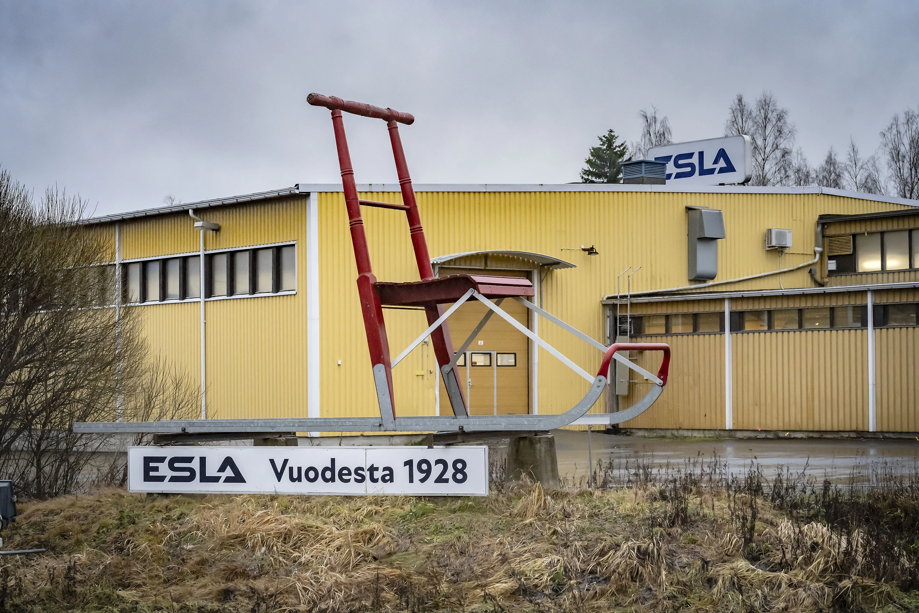 Yhdysvalloissa on Tesla-automerkin päämaja, Seinäjoen Kourassa Esla-potkukelkkatehdas.