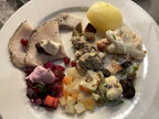 Alkupalalautasen uutuuksia ovat muun muassa tillisäilötyt juurekset ja leipäjuustosalaatti.