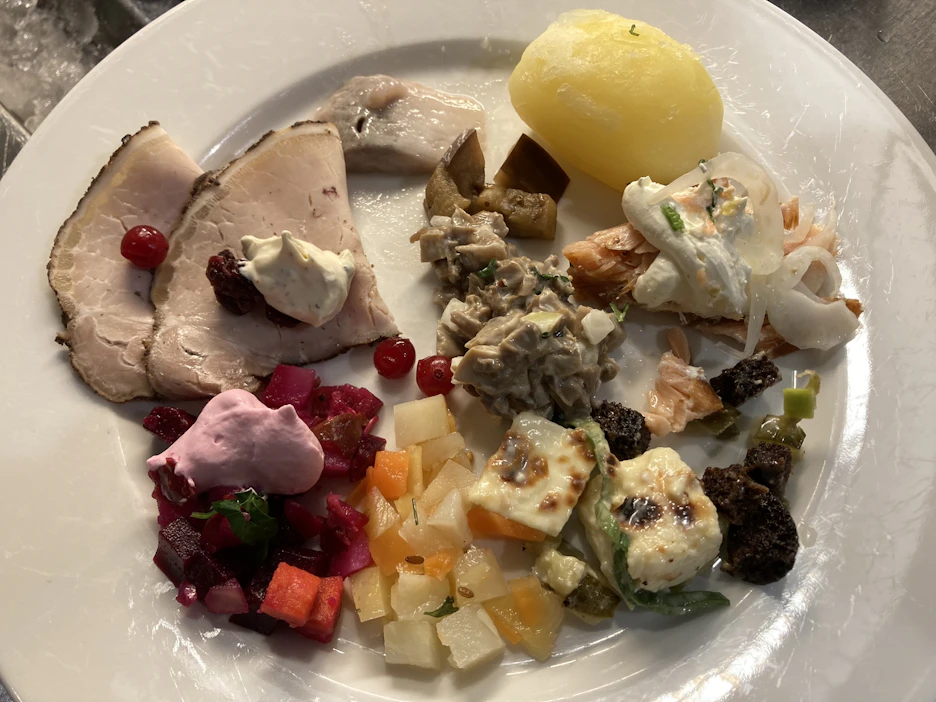 Alkupalalautasen uutuuksia ovat muun muassa tillisäilötyt juurekset ja leipäjuustosalaatti.