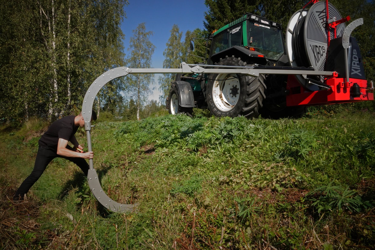 Xiros on myös kotimainen, Pekomatin valmiste. Se on tehokas (50 bar/500 m) nostolaitesovitteinen huuhtelulaite varustettuna sähköisellä kauko-ohjauksella. Tilauksesta kokonaisuuteen on saatavissa 6 kuution vesivaunu ja myös tutkasuutin löytyy tukkeutumien paikantamiseen.