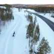 Umåkerin raviradalla on hyvät valmennuspaikat. Mäkitreeniä varten pitää mennä moottoritien toiselle puolelle hevosia varten rakennettuja ylikulkusiltoja pitkin.