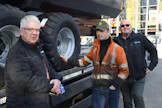 Contransin konekauppa on Pekka Liimataisen (vas.) ja Marko Toivakan (oik.) vastuulla. Timo Kapanen (keskellä) huoltaa ja korjaa McHalen paalaimia.
