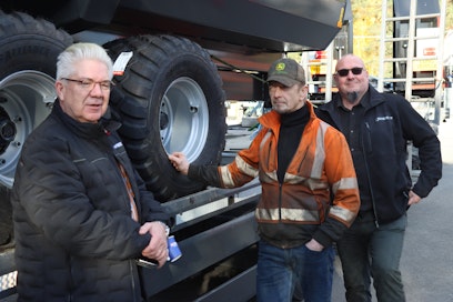 Contransin konekauppa on Pekka Liimataisen (vas.) ja Marko Toivakan (oik.) vastuulla. Timo Kapanen (keskellä) huoltaa ja korjaa McHalen paalaimia.