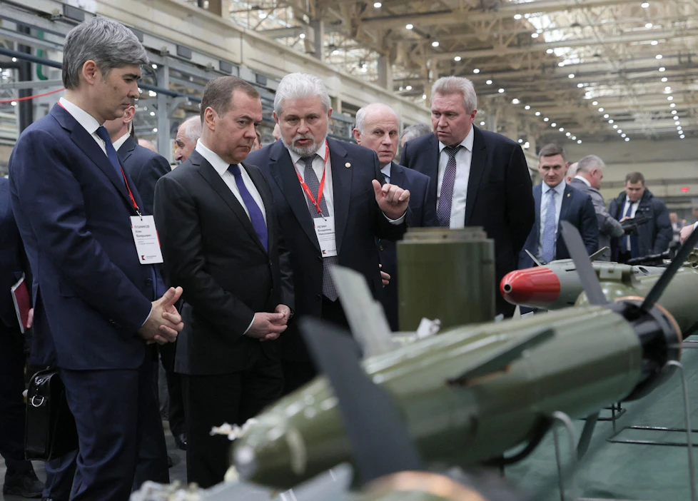 Venäjän turvallisuusneuvoston varajohtaja Dmitri Medvedev (toinen vasemmalta) vieraili viime vuonna Kalashnikovin asetehtaalla Izhevskissä. LEHTIKUVA / AFP.