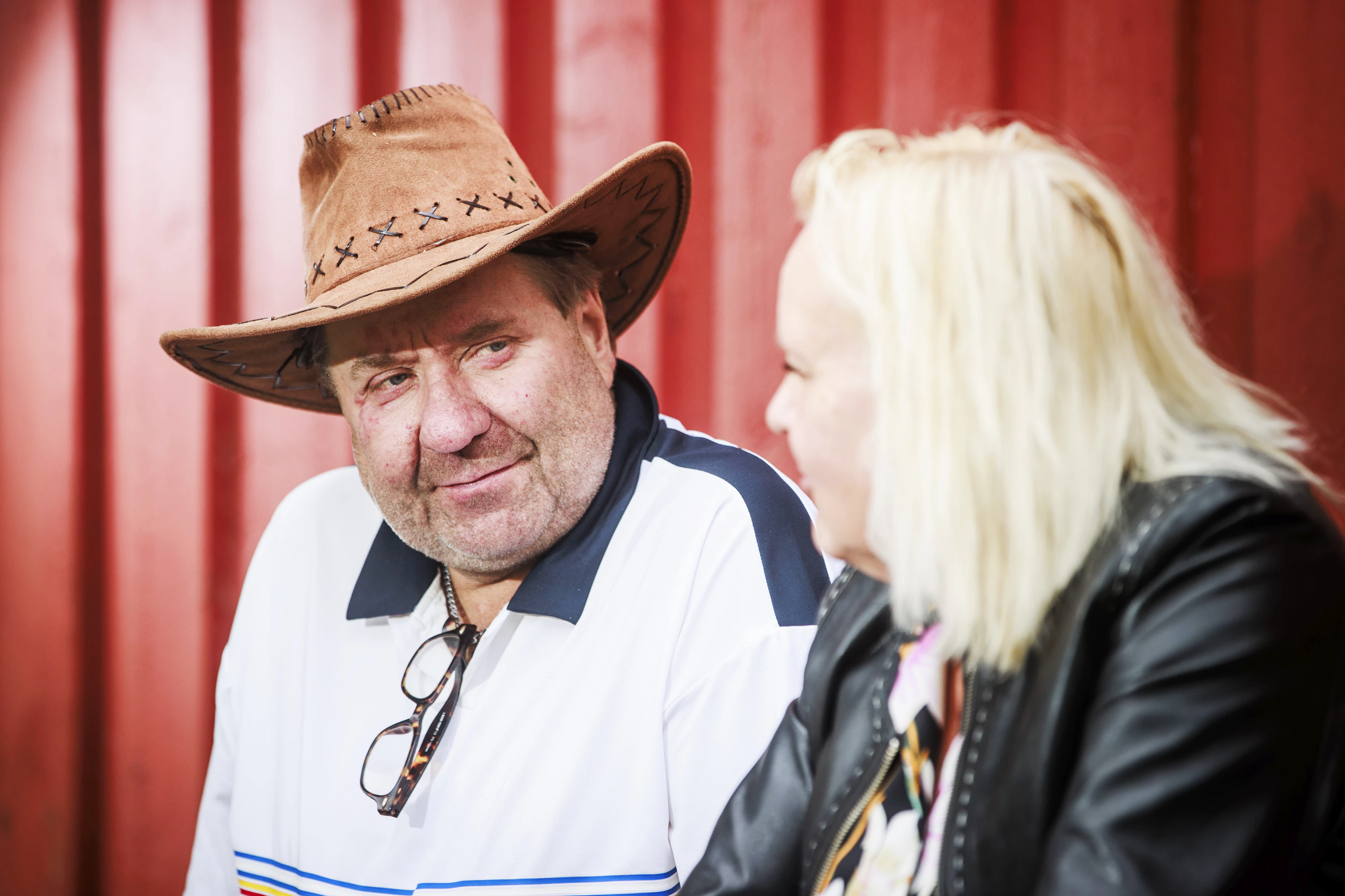 Entinen maanviljelijä Seppo Lehtinen odottaa sairauseläkkeen päätöstä keuhkopöhön ja sydänvaivojen vuoksi. Jaana työskentelee Vuolenkosken päiväkodissa.