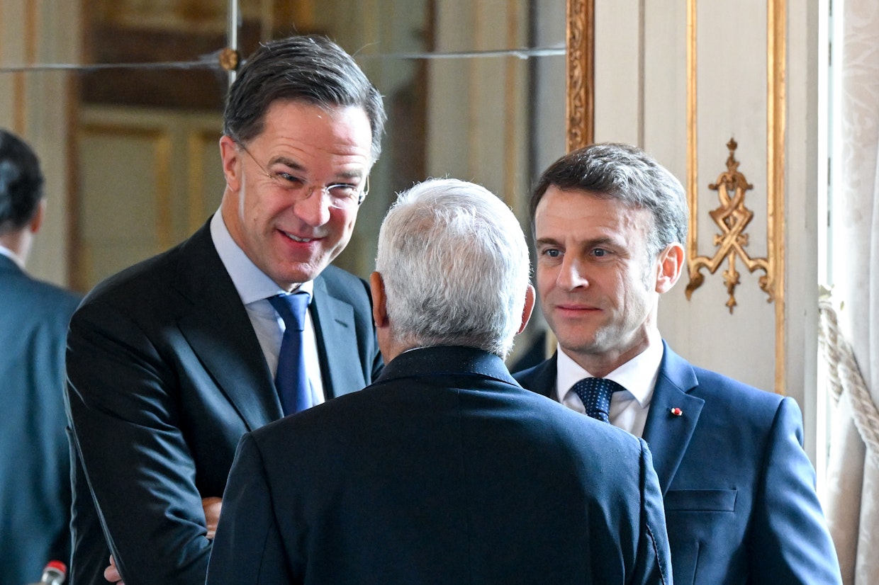 Erityisesti presidentti Emmanuel Macronin (oik.) johtamalle Ranskalle Naton Mark Rutten täyslaidallinen Euroopan itsenäistä puoustusta vastaan on myrkkyä.