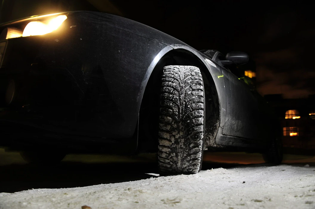 Renkaat kelin mukaan -kampanja muistuttaa autoilijoita vaihtamaan talvirenkaat ennen ensimmäisiä liukkaita. LEHTIKUVA / Heikki Saukkomaa.