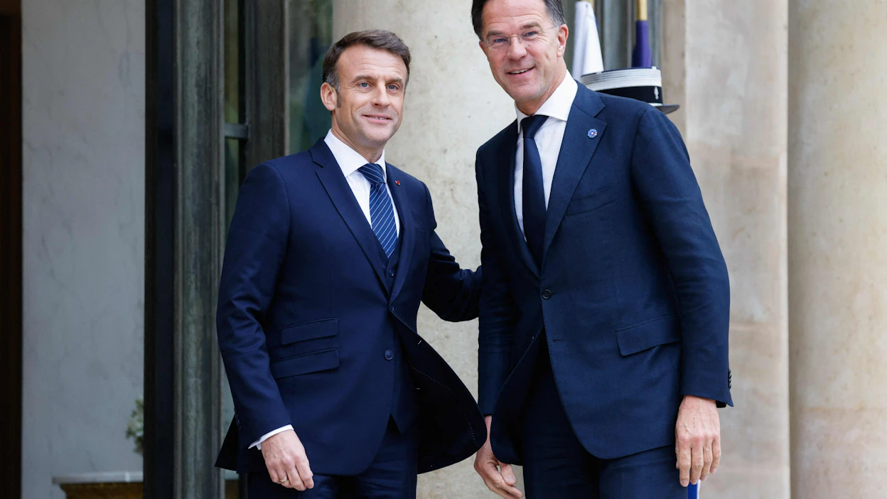Ranskan presidentti Emmanuel Macron (vas.) toivotti Naton pääsihteerin Mark Rutten tervetulleeksi kokoukseen. LEHTIKUVA / AFP .