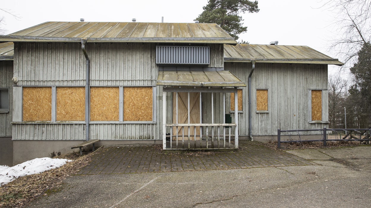 Helsingin Pukinmäkeen 1990-luvun alussa noussut puurakenteinen koulu ja kaksi päiväkotirakennusta menevät purkuun.