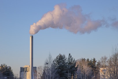 Suomi on vähentänyt merkittävästi päästöjään energiantuotannossa ja teollisuudessa, minkä takia päästöoikeuksien kallistuminen ei juuri rasita. Päinvastoin, alan yritykset voivat tienata ottamalla talteen hiilidioksidia. 