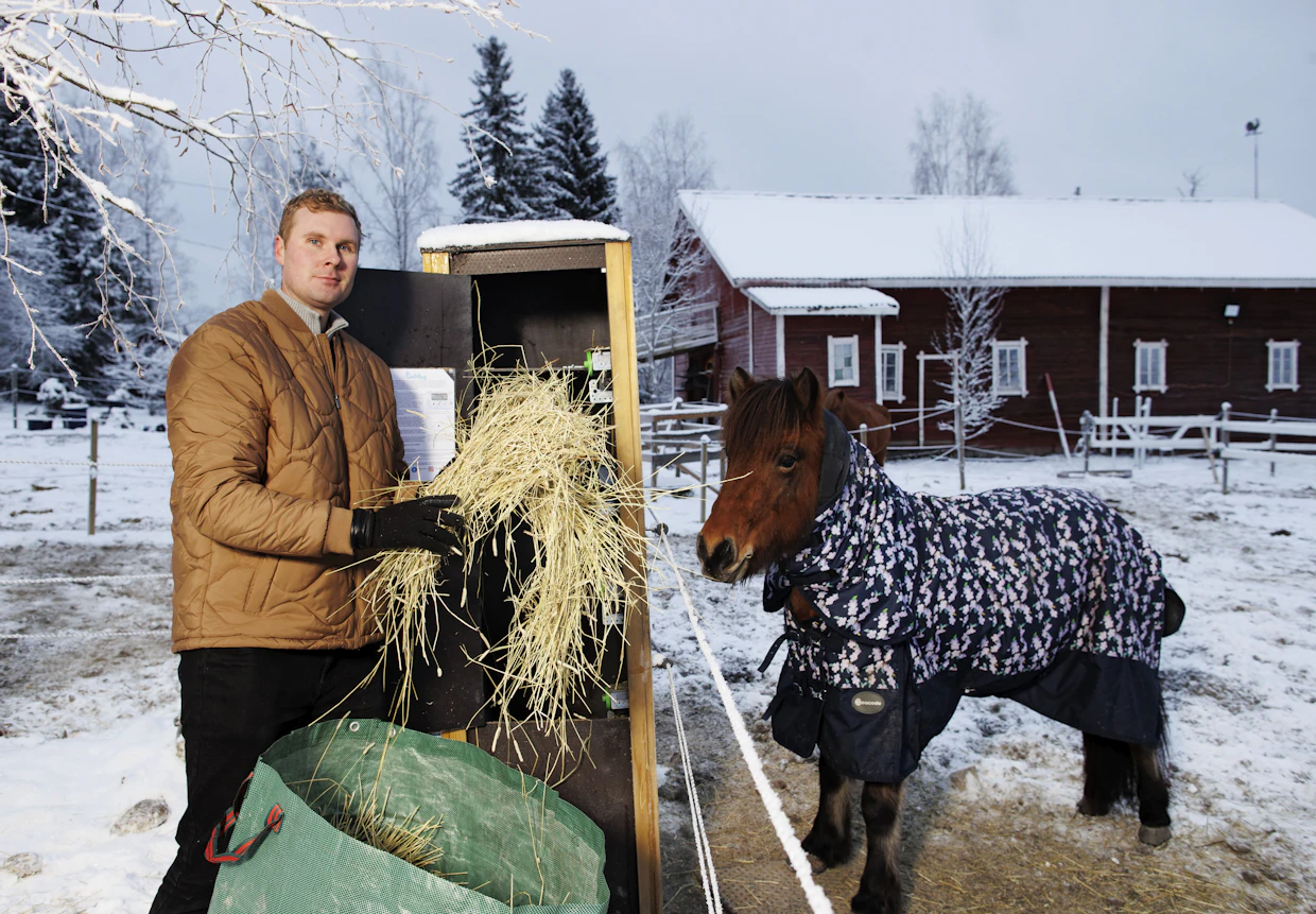 Buckethay-heinäautomaatit Sebastian Toukola kehitti perheen islanninhevosten heinäruokintaa helpottamaan. Nyt niitä on Orivedellä koottu ja myyty jo satoja kappaleita. Hetta-islanninhevonen tarkkailee tiiviisti automaatin täyttämistä.