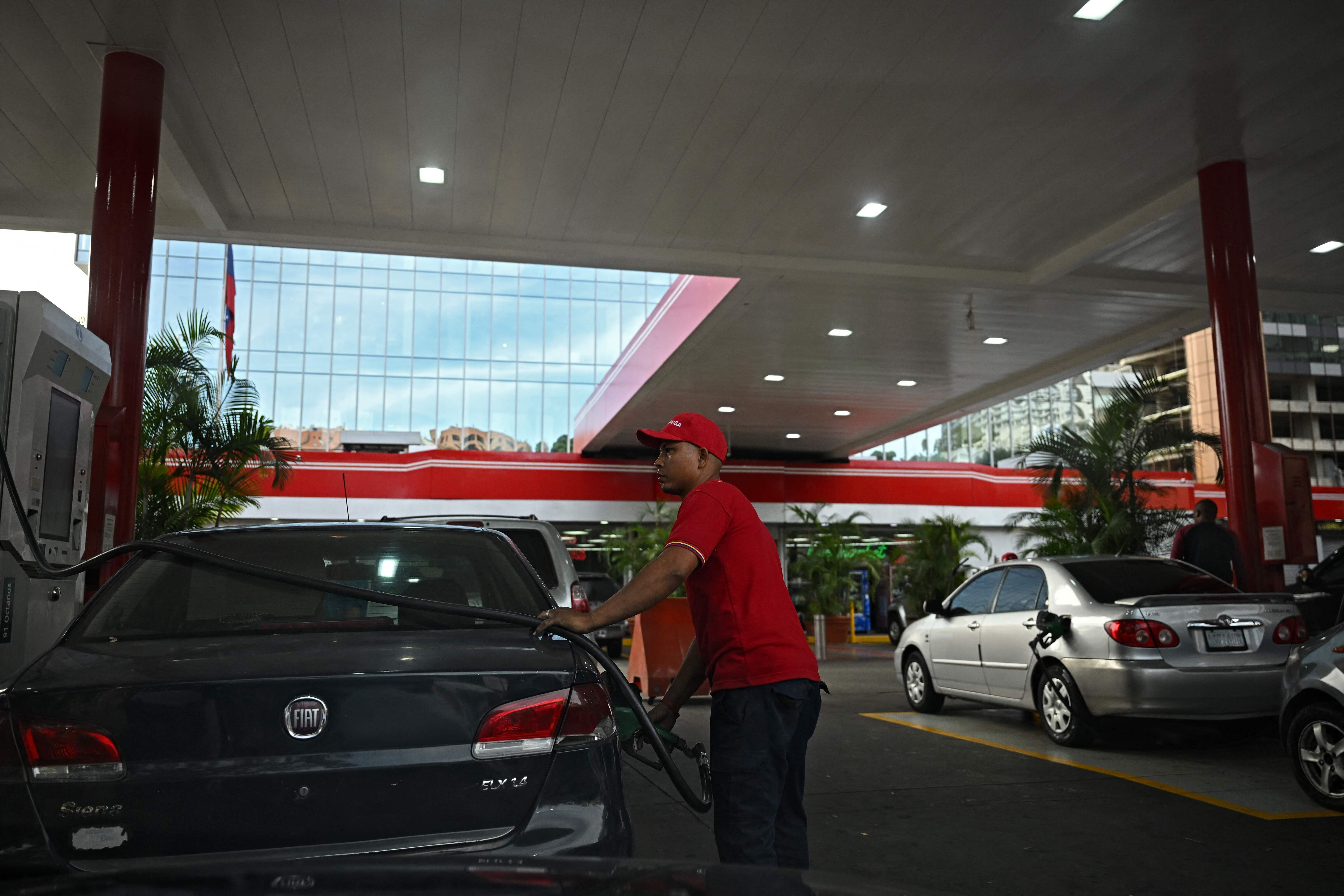 Donald Trumpin hallinto tahtoo Venezuelan öljyvarannot haltuunsa, mutta rapistuneen öljyinfrastruktuurin korjaaminen vaatisi valtavia investointeja. Työntekijä tankkasi autoa lauantaina Venezuelan pääkaupungissa Caracasissa. LEHTIKUVA/AFP. 