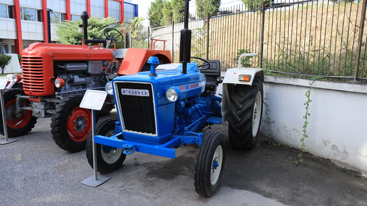 Basak valmisti lisenssillä kuvan Ford 3000 -traktoria vuosina 1971−1977. Sen jälkeen Basak alkoi valmistaa taustalla näkyviä Steyrin traktoreita lisenssillä.
