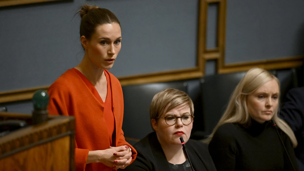 Pääministeri Sanna Marin (sd.), valtiovarainministeri Annika Saarikko (kesk.) ja ympäristö- ja ilmastoministeri Maria Ohisalo (vihr.) eduskunnan kyselytunnilla tänään.. LEHTIKUVA / ANTTI AIMO-KOIVISTO.
