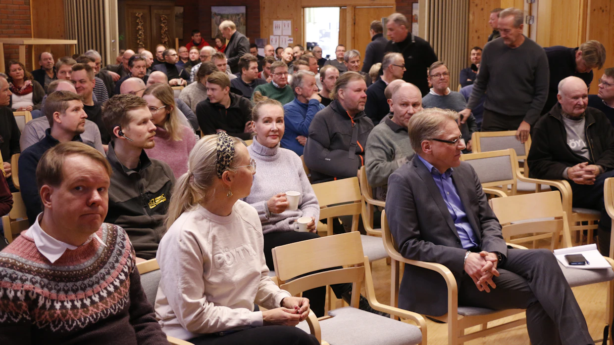 Sali oli lähes tupaten täynnä, kun biokaasuhanketta esiteltiin tiistaina aamulla paikallisille asukkaille ja viljelijöille Pöytyällä. Tilaisuuden perustella väki toivoo hankkeen toteutumista.