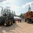 Isot koneet ovat vetonauloja näyttelyissä, eikä metsäala eroa siinä muista. FinnMetko 2024 -näyttelyssäkin John Deere Forestryn osastollakin pääosassa olivat massiiviset 2010H- ja 2510H -kuormatraktorit.