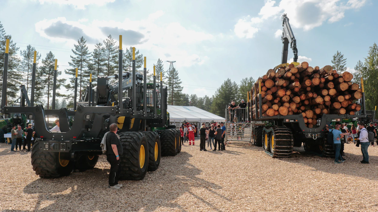 Isot koneet ovat vetonauloja näyttelyissä, eikä metsäala eroa siinä muista. FinnMetko 2024 -näyttelyssäkin John Deere Forestryn osastollakin pääosassa olivat massiiviset 2010H- ja 2510H -kuormatraktorit.